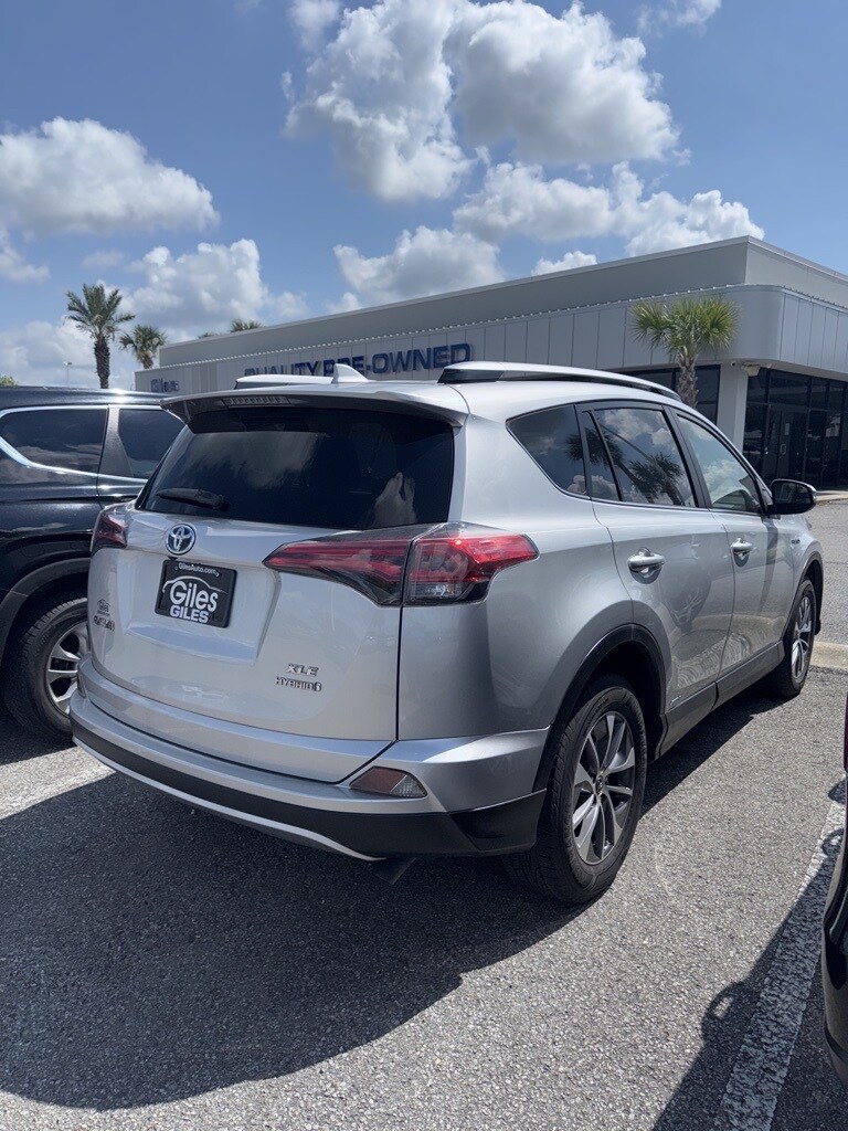 2016 Toyota RAV4 Hybrid XLE photo 3