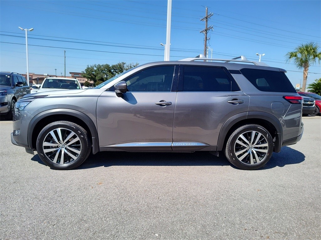 2025 Nissan Pathfinder Platinum photo 2