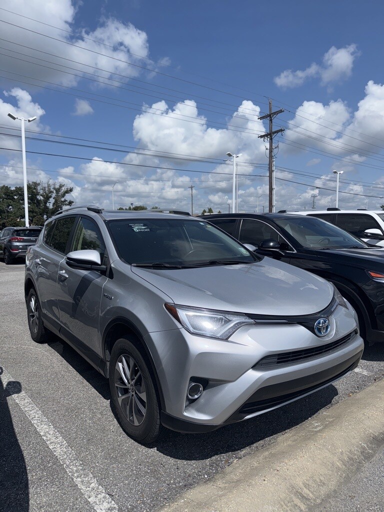 2016 Toyota RAV4 Hybrid XLE photo 2