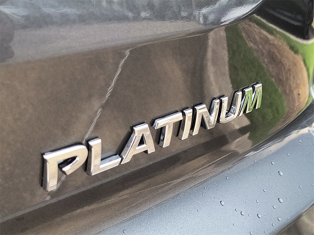 2025 Nissan Pathfinder Platinum photo 2