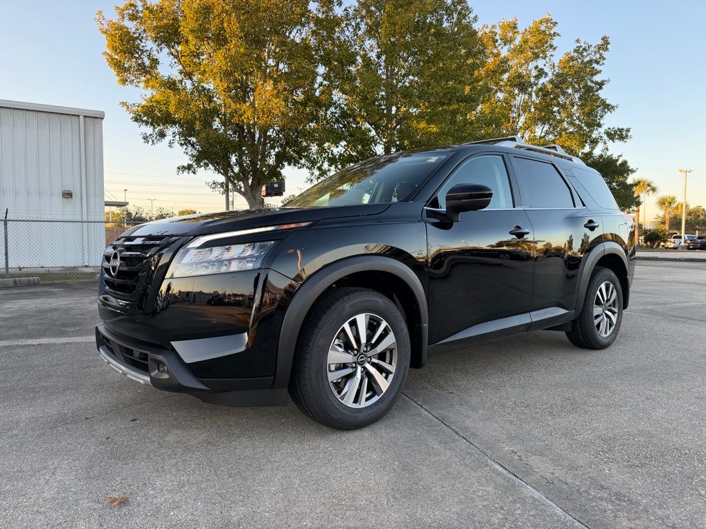 2025 Nissan Pathfinder SL's photo