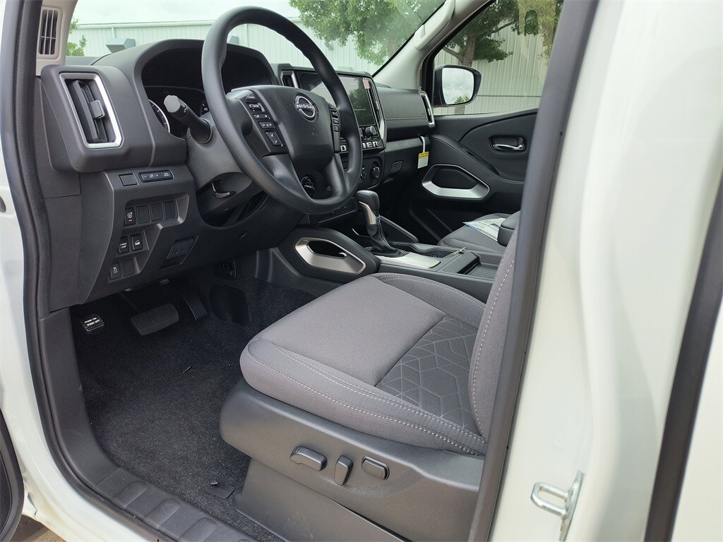 2025 Nissan Frontier SV photo 2