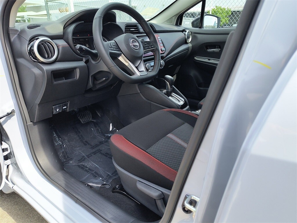 2025 Nissan Versa 1.6 SR photo 2