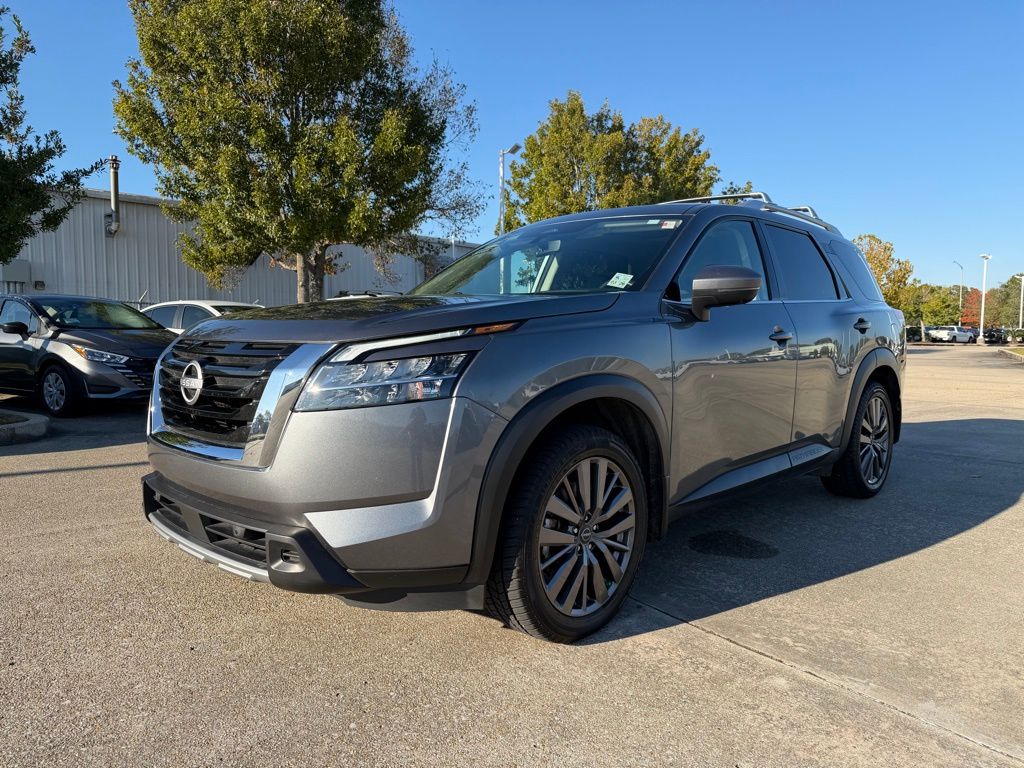 2024 Nissan Pathfinder SL's photo