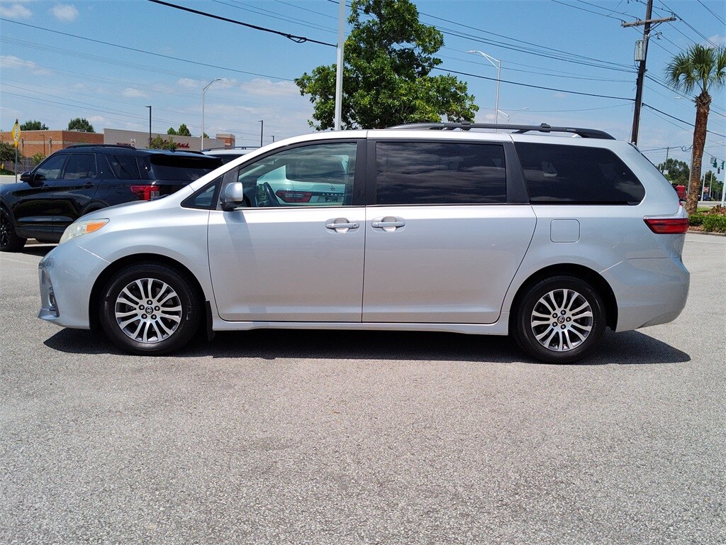 2019 Toyota Sienna XLE photo 3
