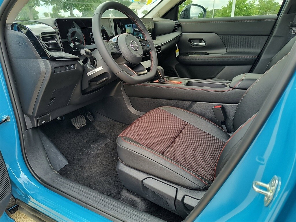 2025 Nissan Kicks SR photo 2