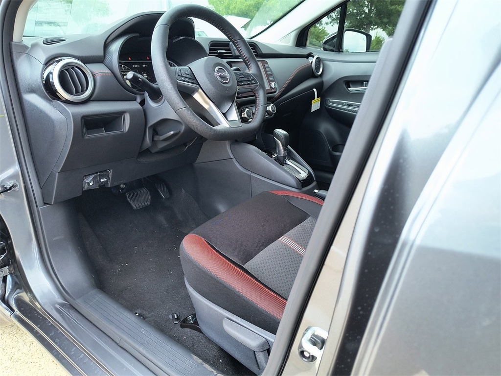 2025 Nissan Versa 1.6 SR photo 2