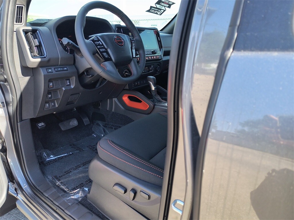 2026 Nissan Frontier PRO-4X photo 2