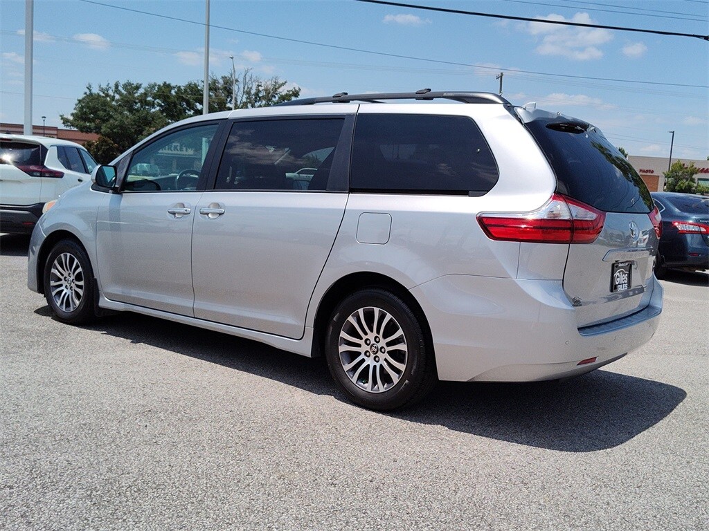 2019 Toyota Sienna XLE photo 4