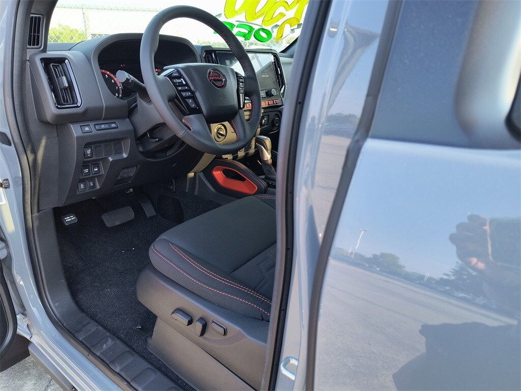 2025 Nissan Frontier PRO-4X photo 2