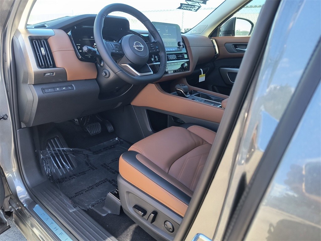 2025 Nissan Pathfinder Platinum photo 2