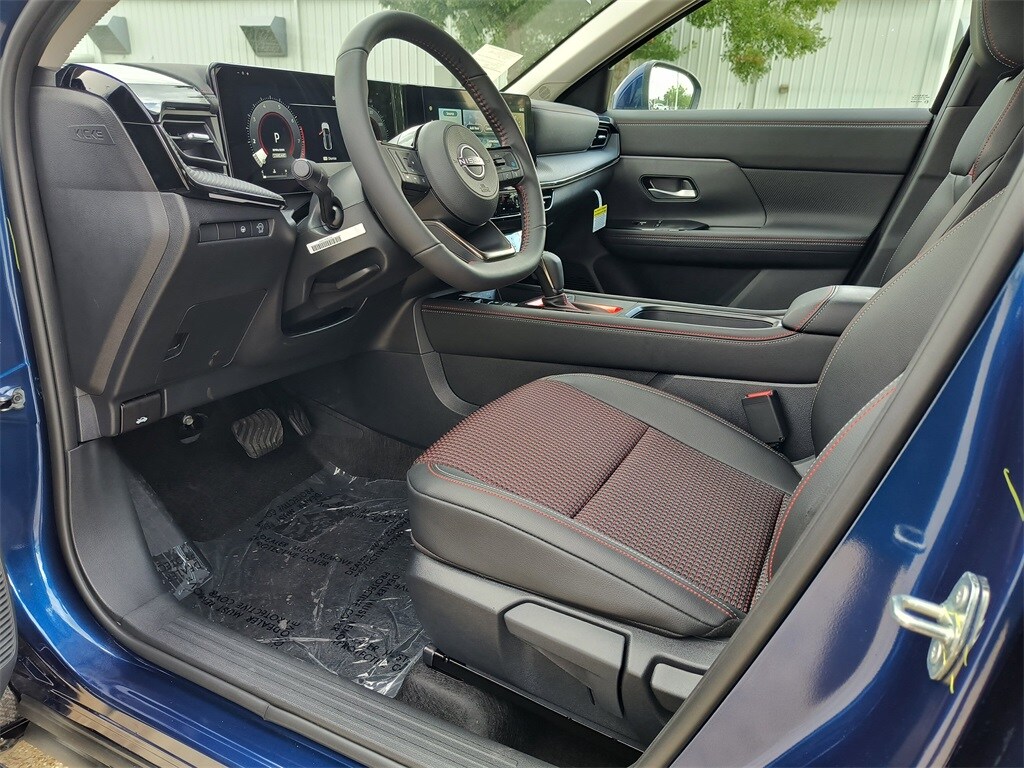 2025 Nissan Kicks SR photo 2