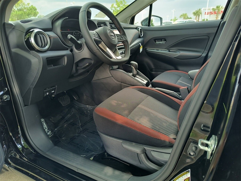 2025 Nissan Versa 1.6 SR photo 2