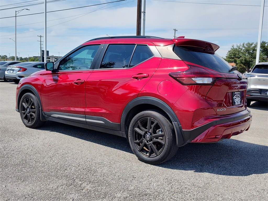 2023 Nissan Kicks SR photo 3