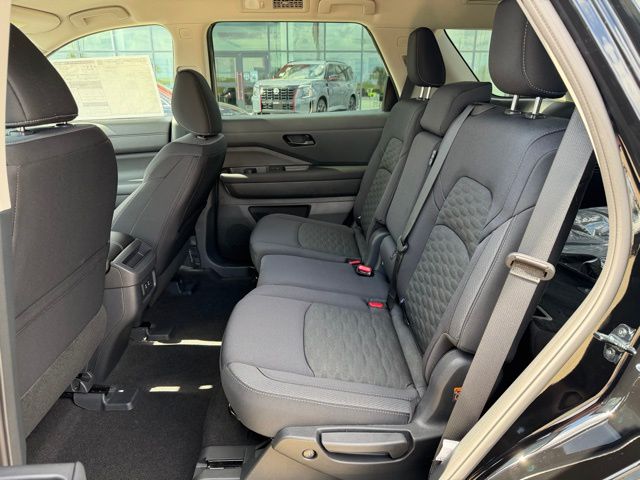 2026 Nissan Pathfinder SV - Photo 13