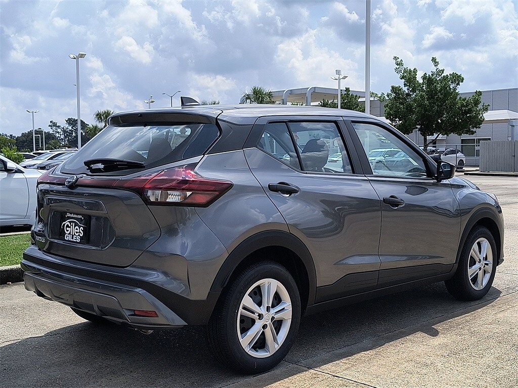 2025 Nissan Kicks Play S photo 3