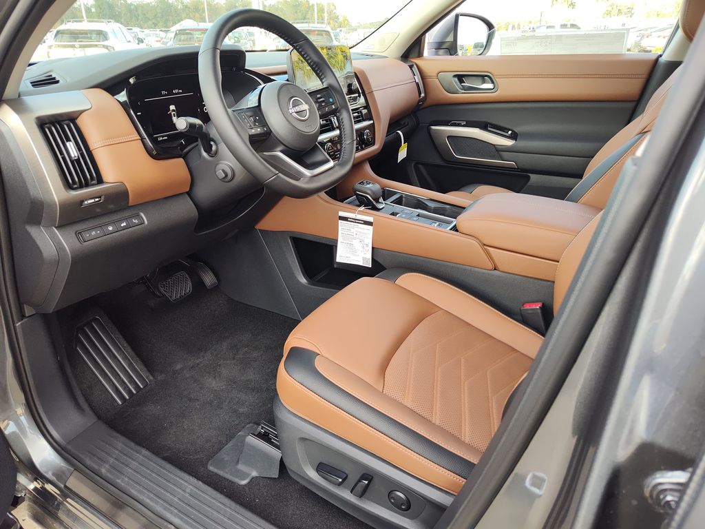 2025 Nissan Pathfinder Platinum photo 2