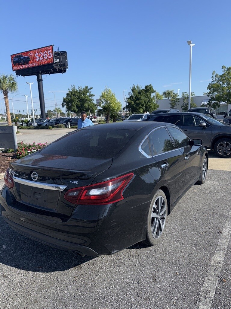 2017 Nissan Altima 2.5 SR photo 2