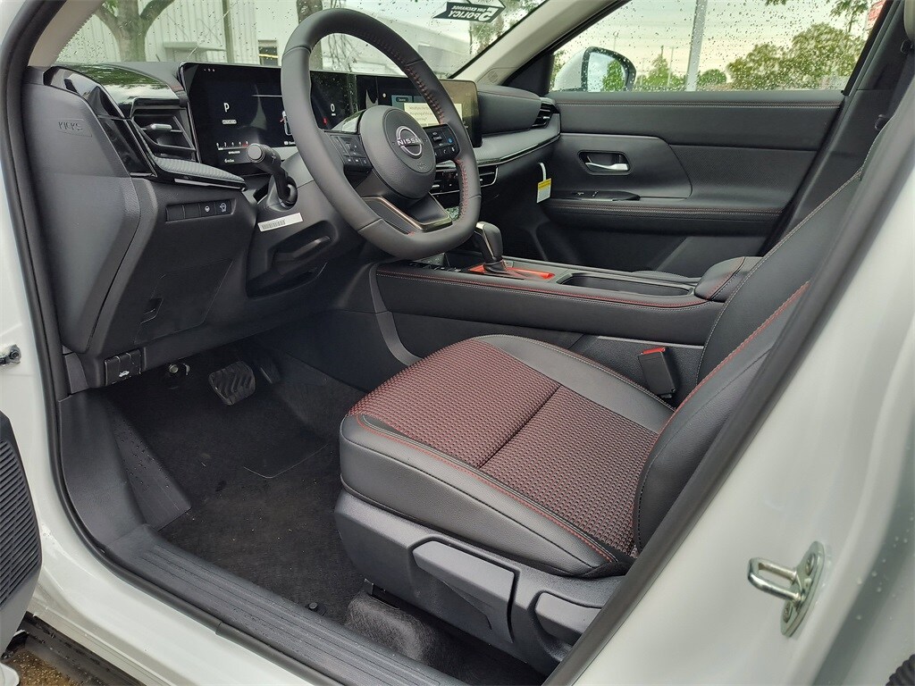 2025 Nissan Kicks SR photo 2