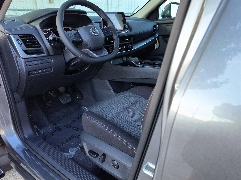 2026 Nissan Rogue SV photo 2