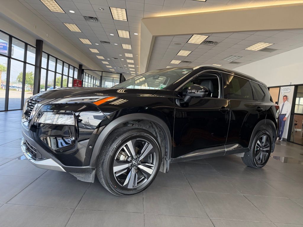 2023 Nissan Rogue Platinum's photo