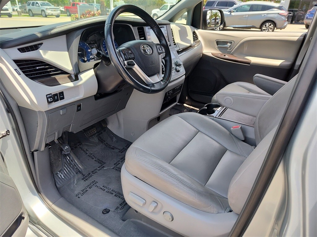 2019 Toyota Sienna XLE photo 2