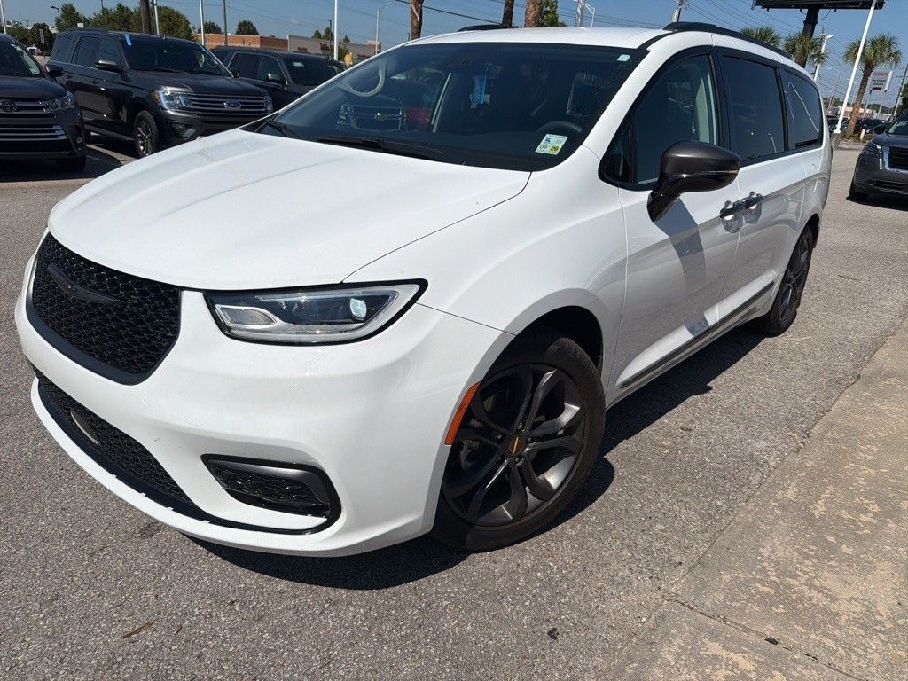 Used 2024 Chrysler Pacifica Touring L Minivan/Van