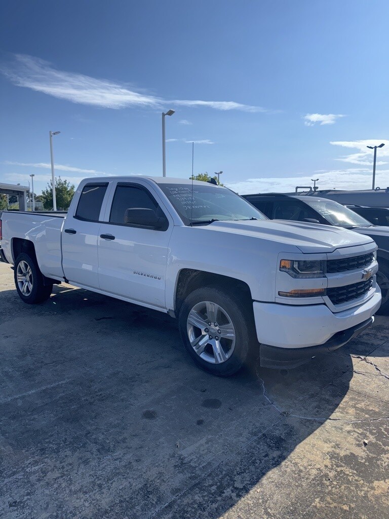 2018 Chevrolet Silverado 1500 Custom photo 2