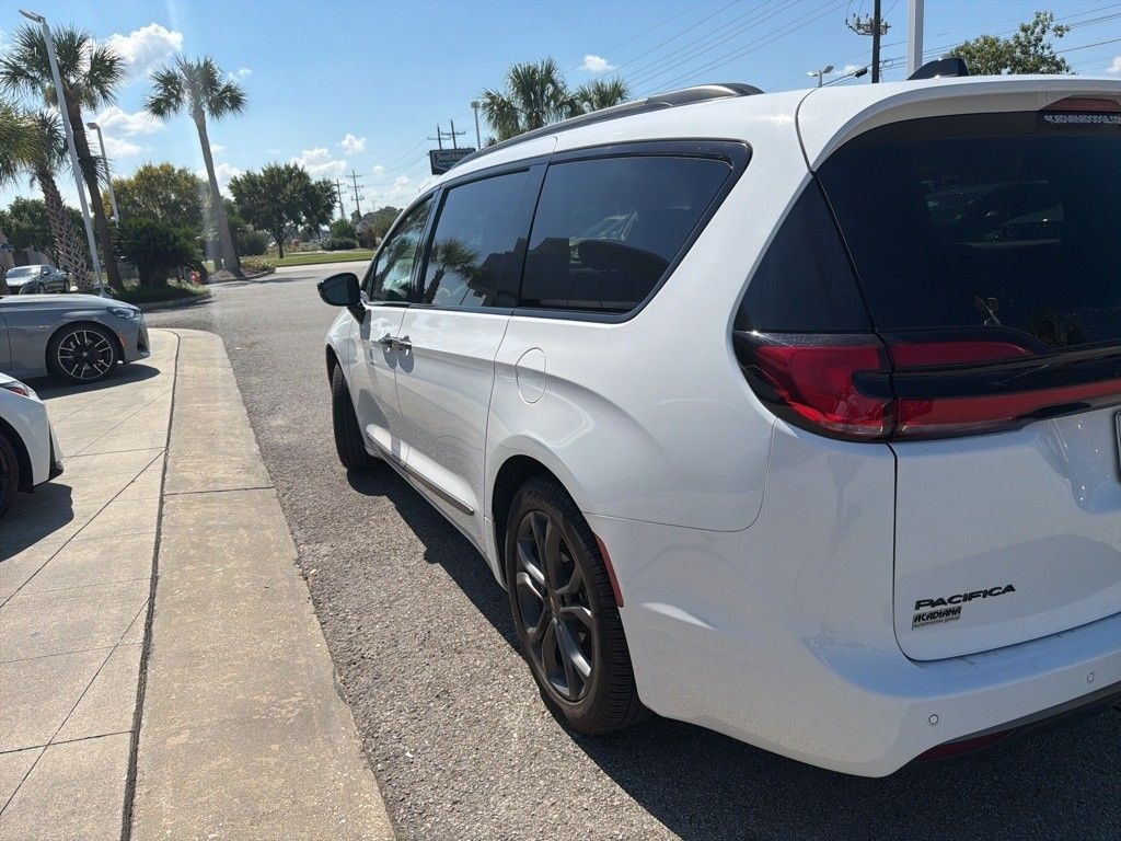 Used 2024 Chrysler Pacifica Touring L Minivan/Van