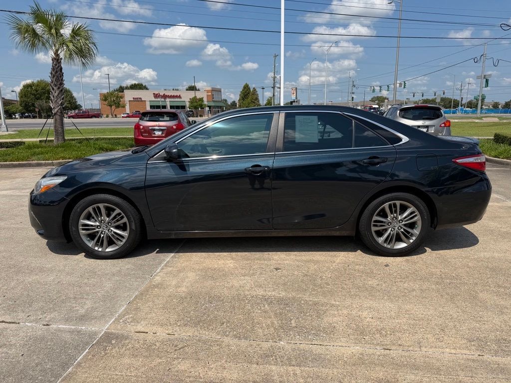 Used 2016 Toyota Camry SE Sedan