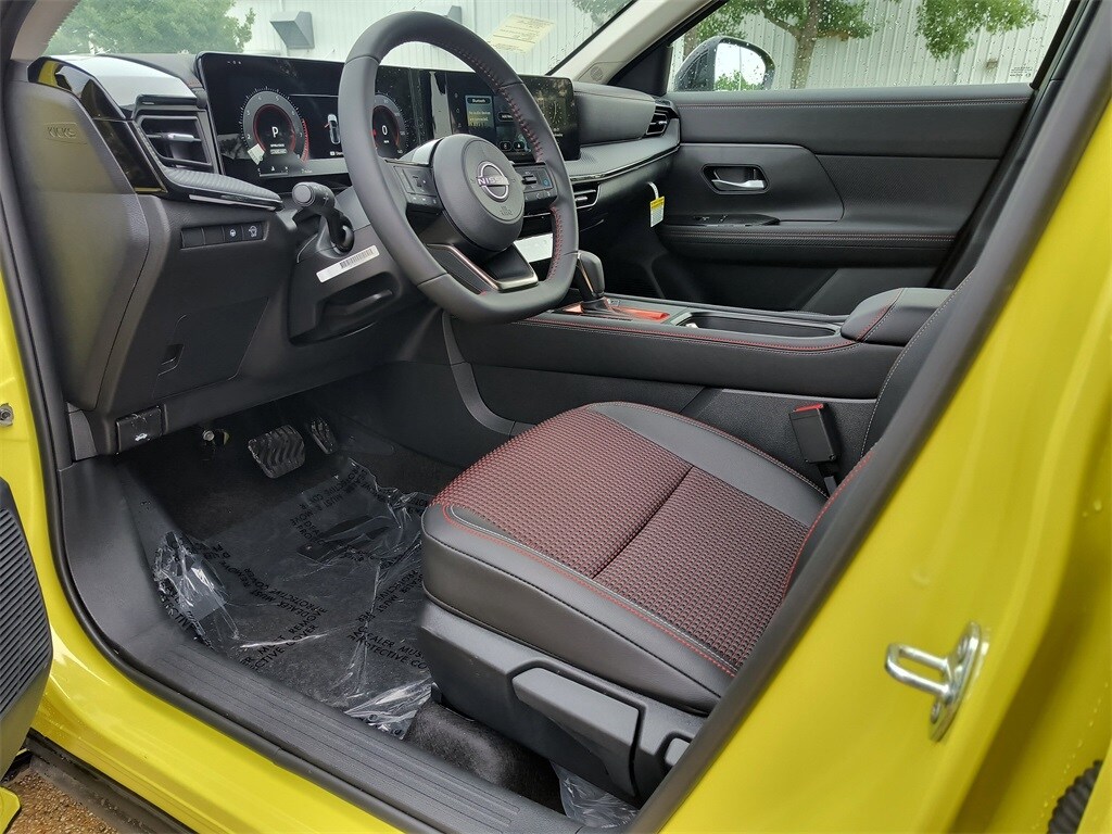 2025 Nissan Kicks SR photo 2