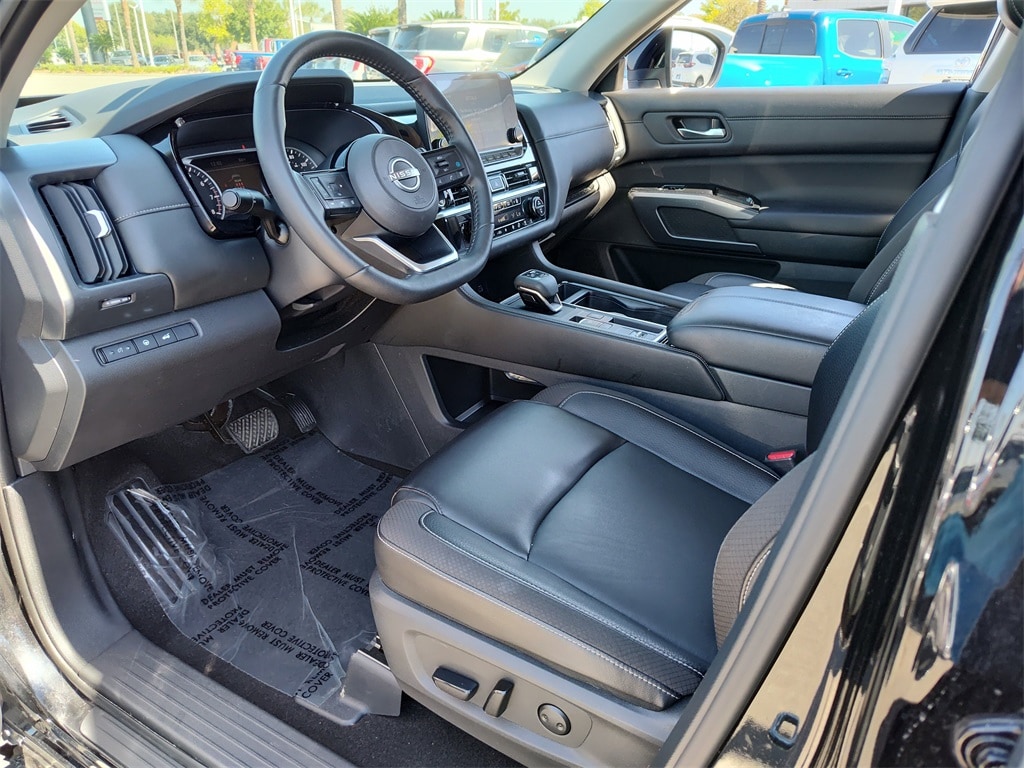 Used 2024 Nissan Pathfinder SL SUV