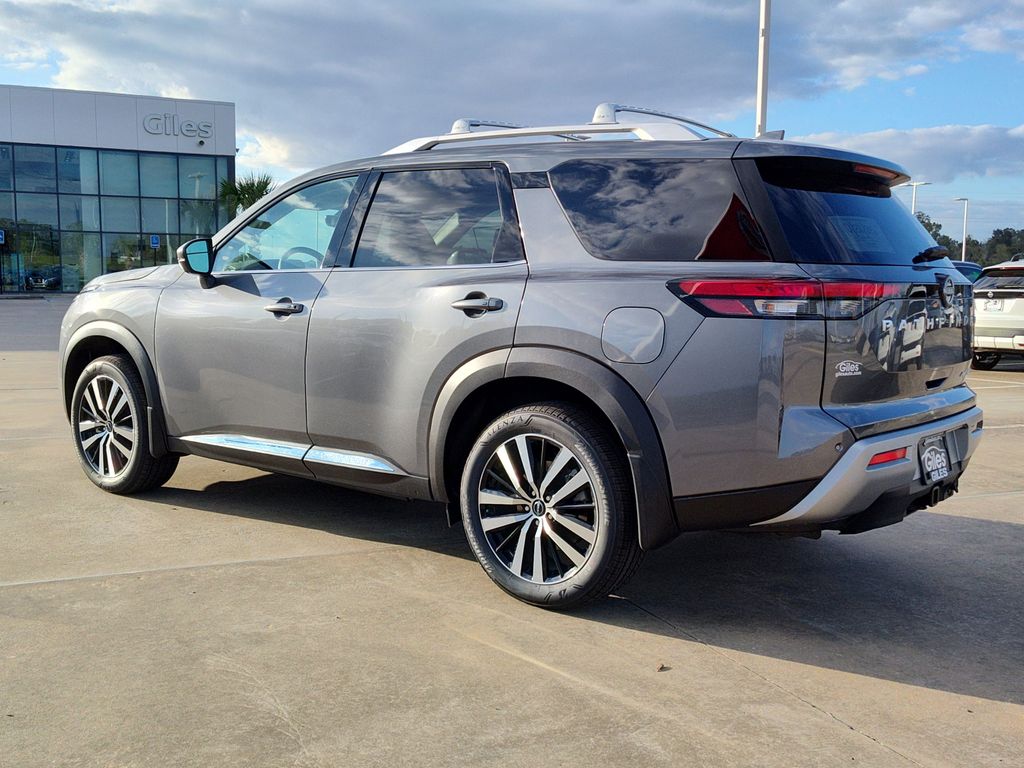 2025 Nissan Pathfinder Platinum photo 3