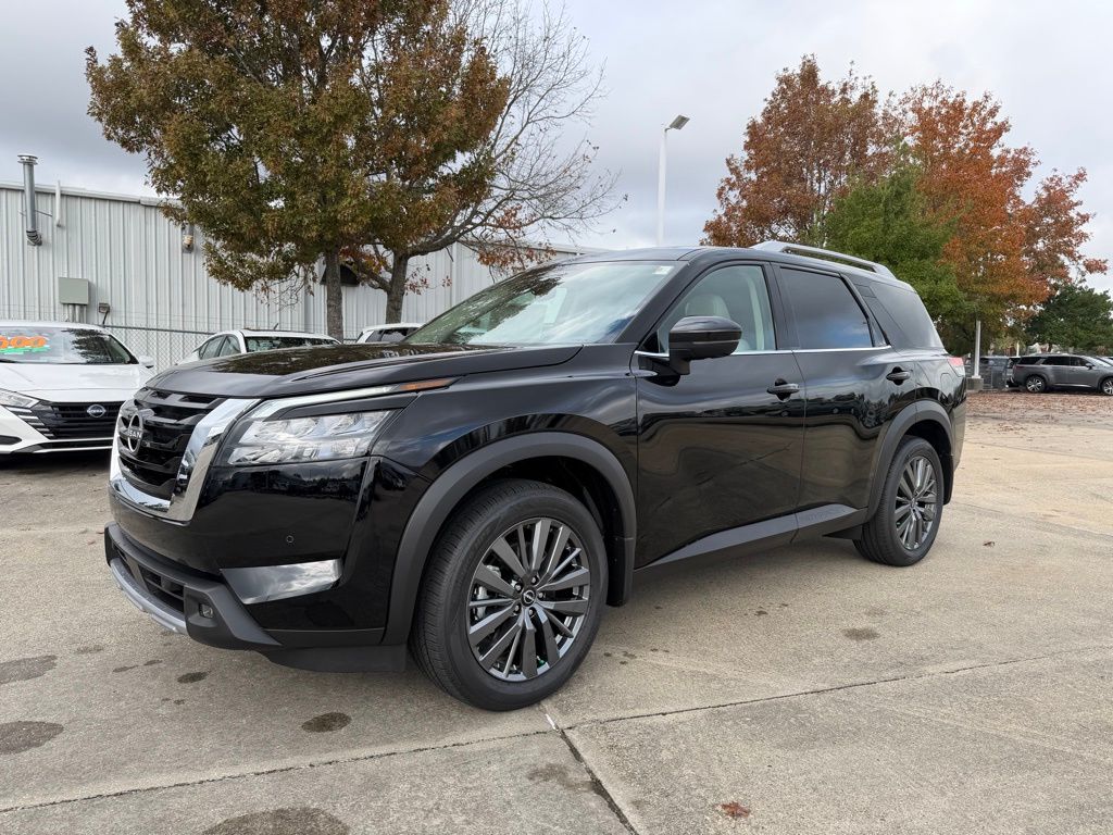 2025 Nissan Pathfinder SL's photo