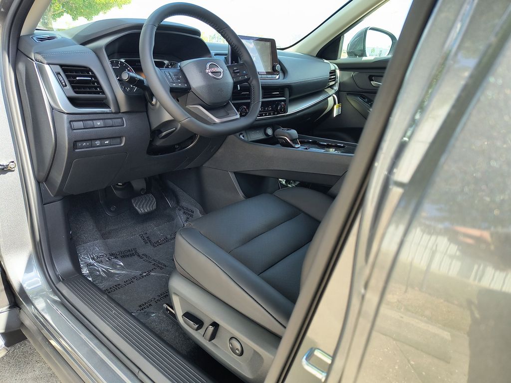 2026 Nissan Rogue SV photo 2