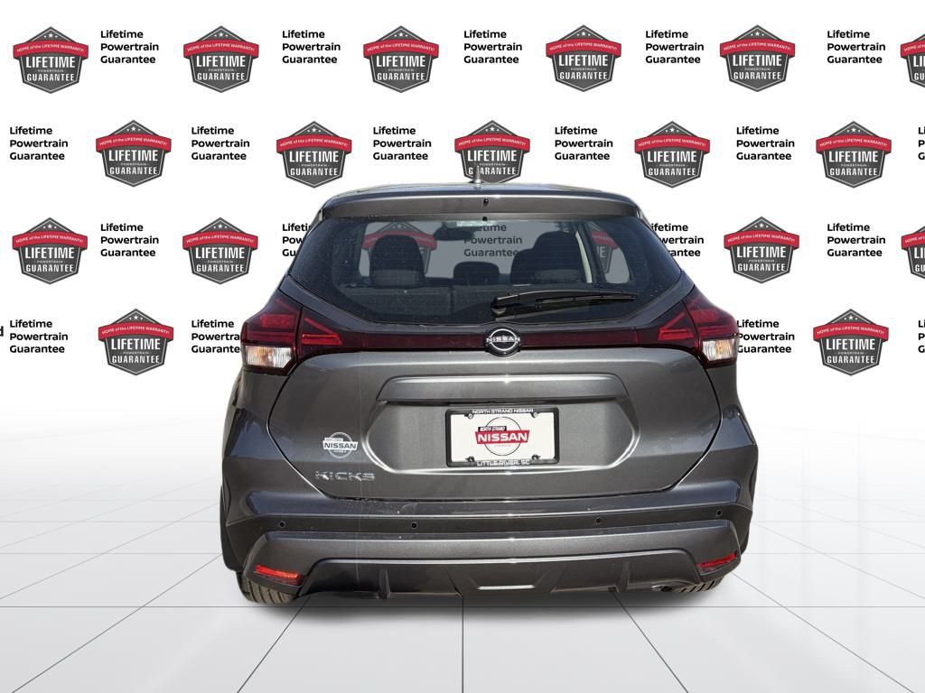 2025 Nissan Kicks Play S photo 2