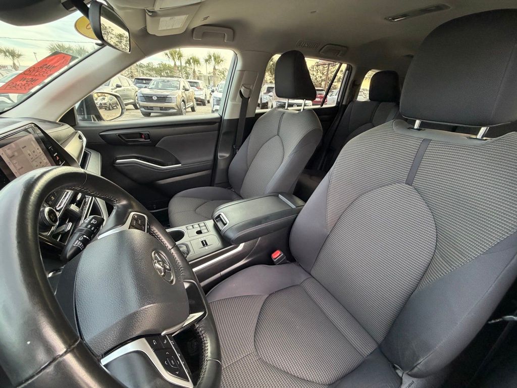 2023 Toyota Highlander LE - Photo 11