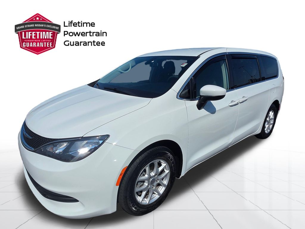 2018 Chrysler Pacifica LX's photo