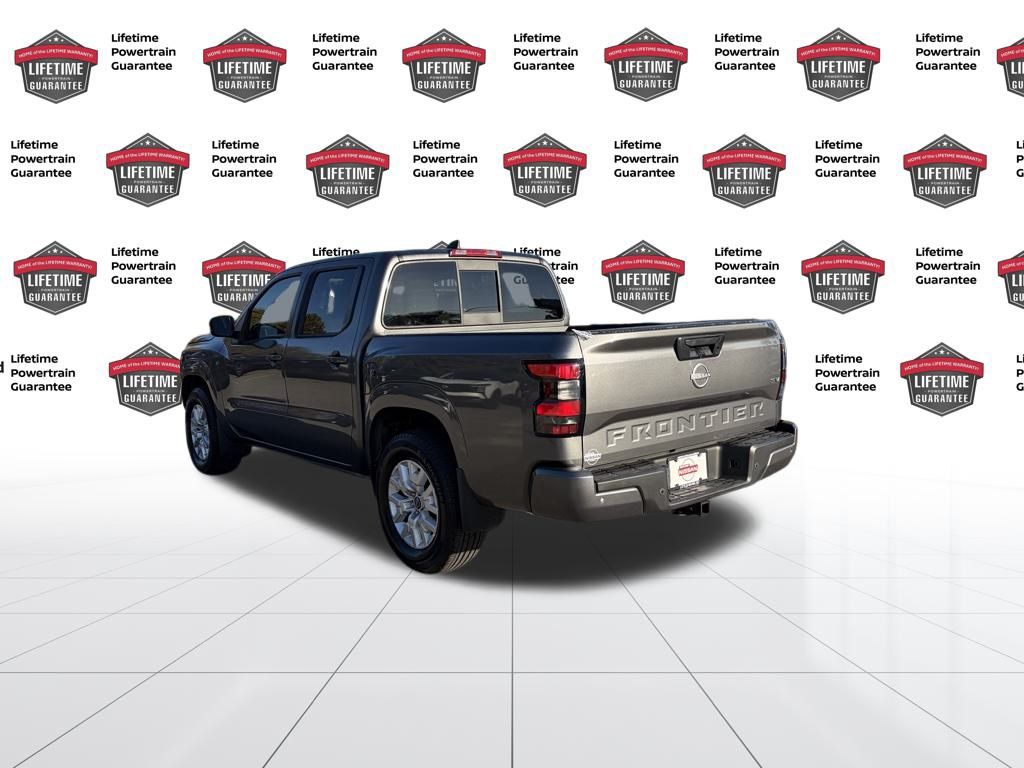 2022 Nissan Frontier SV photo 2