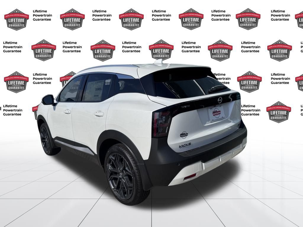 2025 Nissan Kicks SR photo 3