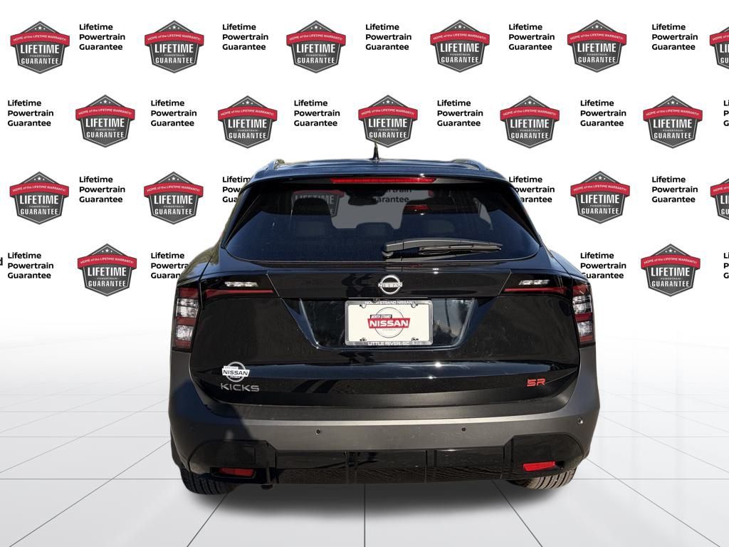 2026 Nissan Kicks SR photo 3