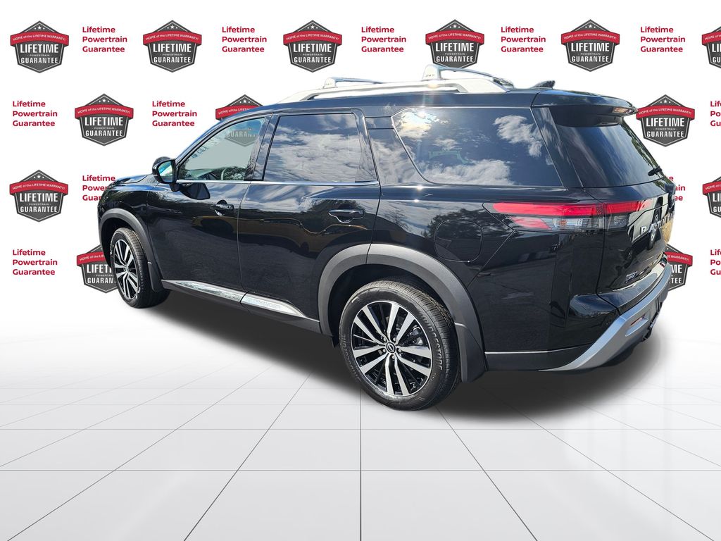 2025 Nissan Pathfinder Platinum photo 3