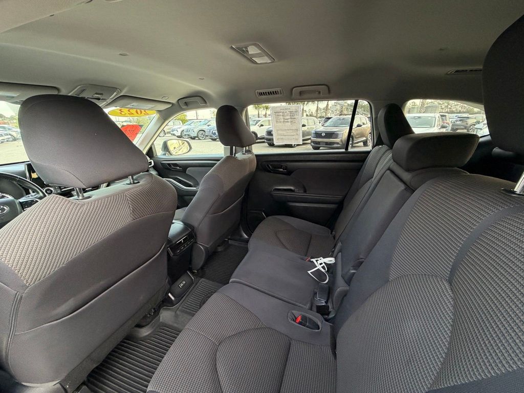 2023 Toyota Highlander LE - Photo 24