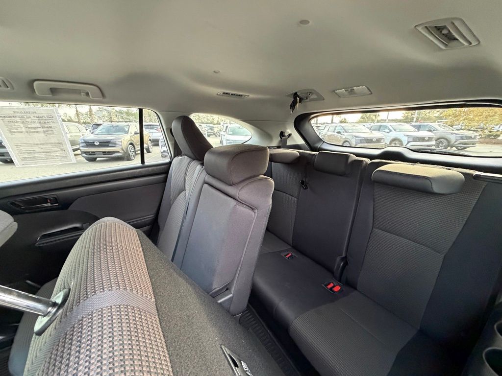 2023 Toyota Highlander LE - Photo 26