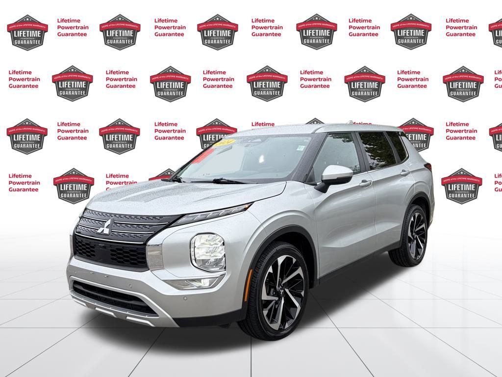 2024 Mitsubishi Outlander SE's photo
