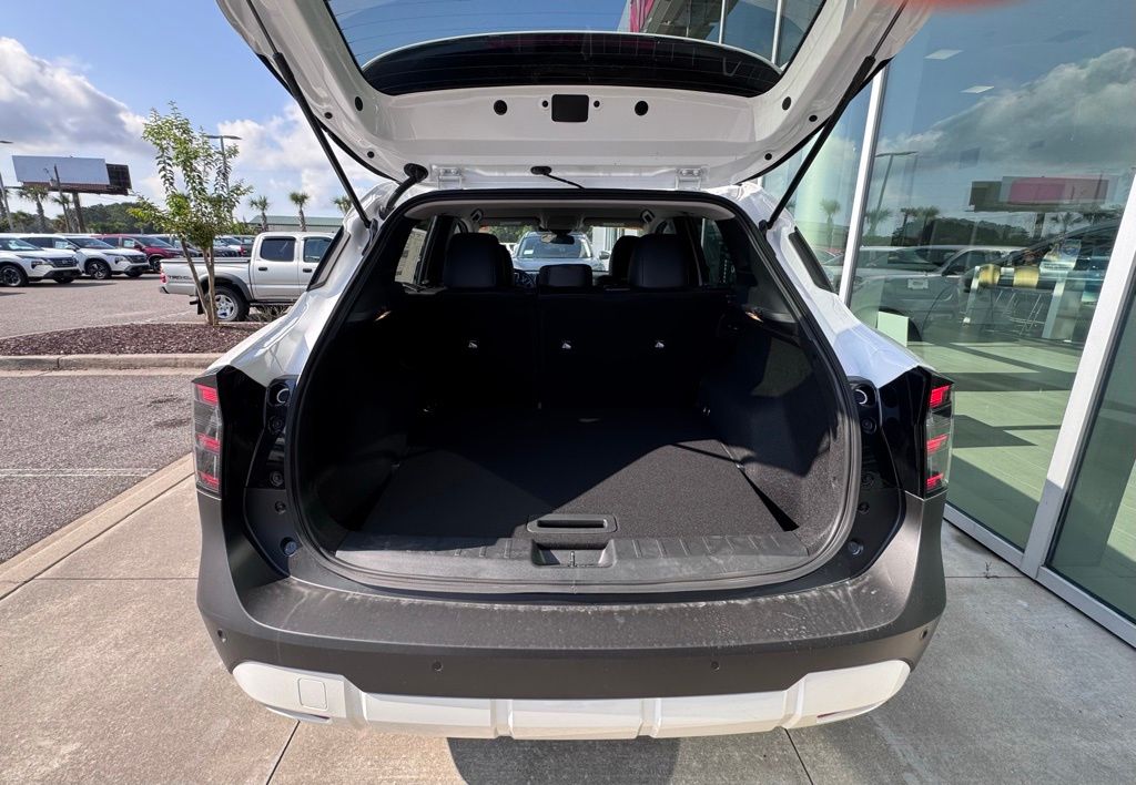 2025 Nissan Kicks SR photo 4