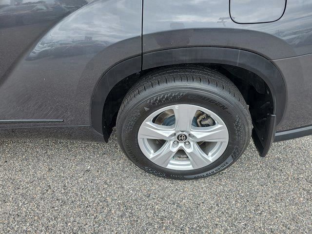 2023 Toyota Highlander L photo 4