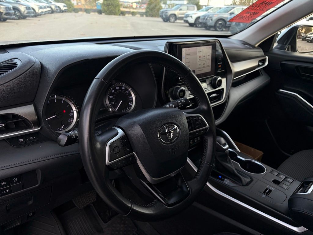 2023 Toyota Highlander LE - Photo 14