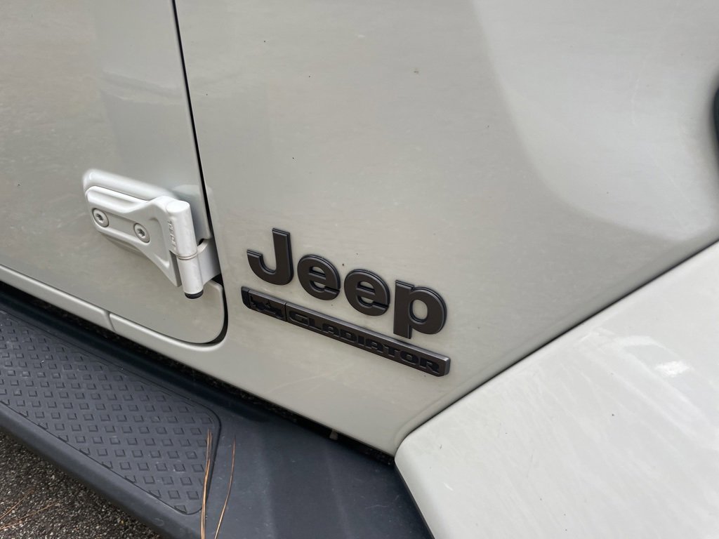 2021 Jeep Gladiator Sport photo 2