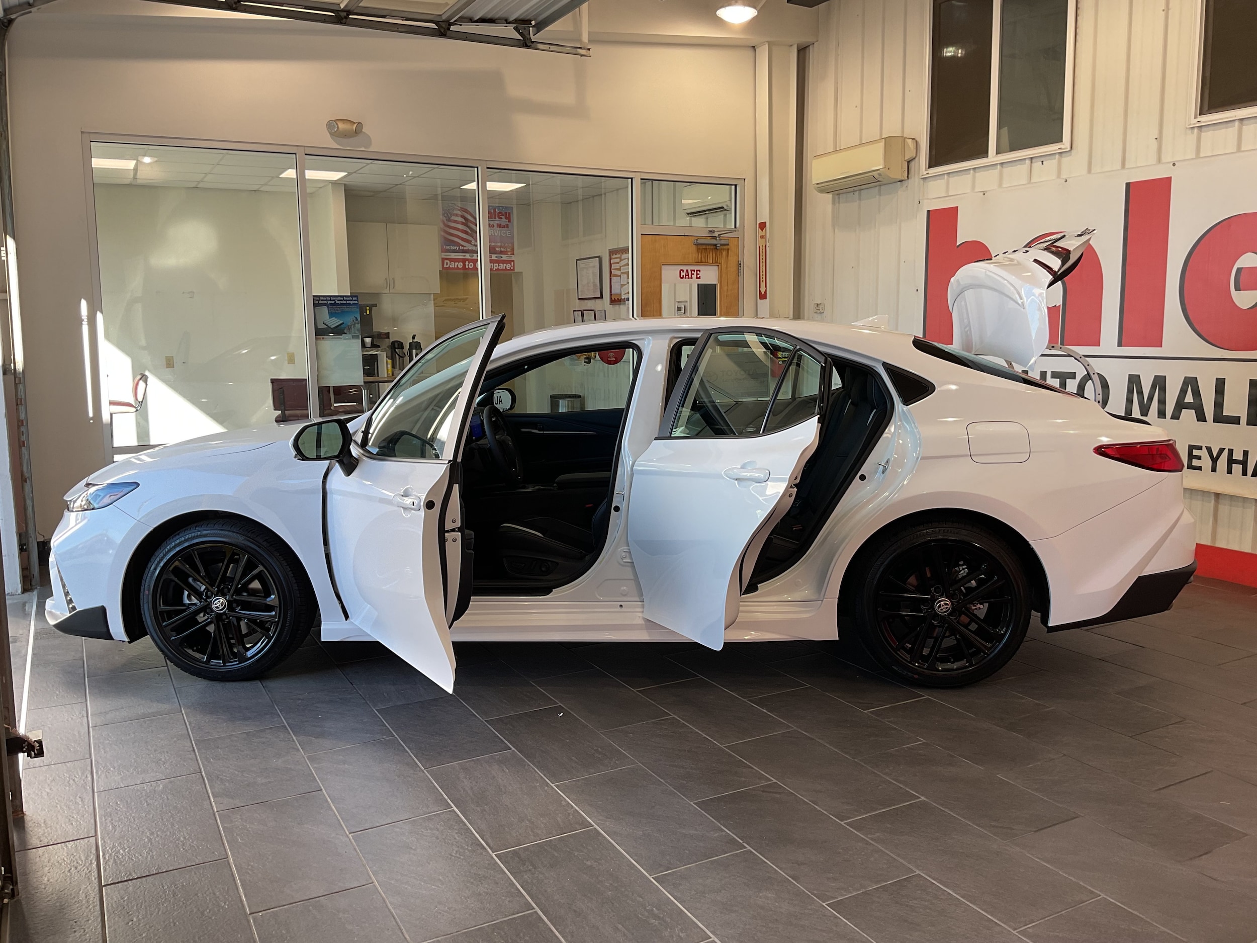 2026 Toyota Camry SE - Photo 11